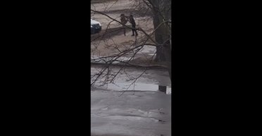 В Шостке работник военкомата надавал пинков местному жителю: в ТЦК отреагировали (видео)