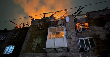 ЗС РФ атакуали Камʼянське: у місті пролунало 10 вибухів, "Шахед" влучив у багатоповерхівку (фото)