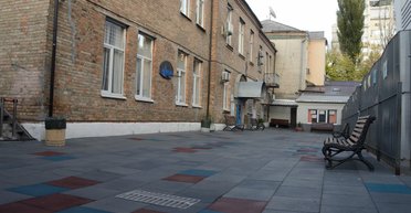 Французький ліцей у Києві йде в онлайн через евакуацію вчителів із України