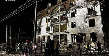 ЗС РФ обстріляли готель у Харкові двома ракетами: почалася пожежа, 10 постраждалих (фото)