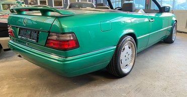 Их выпустили всего 11: в Украине появился уникальный кабриолет Mercedes W124 (видео)