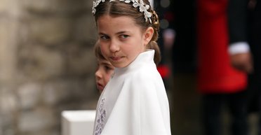 Блакитні відтінки та парні образи з матір'ю: як одягалася принцеса Шарлотта на Великдень (фото)