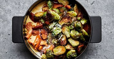 Брюссельська капуста з грибами у винно-вершковому соусі: рецепт оригінального гарніру (фото)