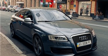 Волк в овечьей шкуре: в Харькове заметили редкий седан Audi с двигателем Lamborghini (фото)