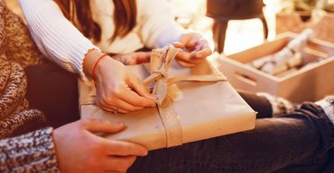 Бюджетно, але з душею: як вибрати подарунок у секонд-хенді, щоб порадувати, а не образити