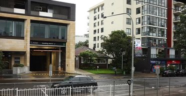 Хижина среди небоскребов: австралийка продала маленький домик за огромные деньги