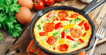 Фритата з помідорами, болгарським перцем і моцарелою: дуже смачний сніданок або вечеря