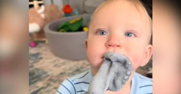 Малюк постійно носив шкарпетки в роті: мама й подумати не могла чому (фото)