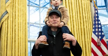 Выставил их сына Х напоказ: Граймс отчитала Маска за визит в Белый дом