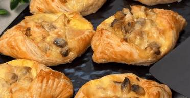 Ліниві пиріжки-човники: просто, смачно і ситно (відео)