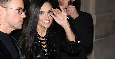 Розкішна Демі Мур з'явилася на показі Giorgio Armani в Парижі (відео)