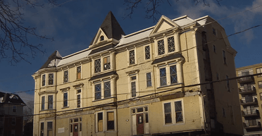 Хотіли знести: 220-тонну будівлю перевезли за допомогою 700 шматків мила (відео)