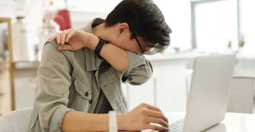 Очі не випадуть: учені пояснили, чи можна чхати з відкритими очима