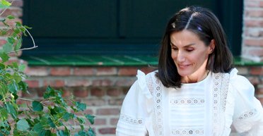 Королева Летиція в повітряній блузці та вузьких штанах продемонструвала стильний образ (фото)