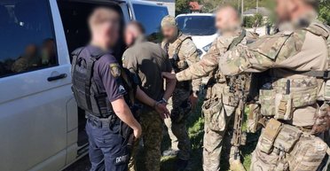 На Тернопольщине мужчина в военной форме стрелял в людей: есть погибшие и раненые