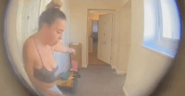 Прихована камера в коридорі записала, що робить сусідка, коли ніхто не бачить (фото)