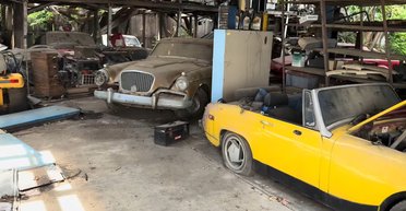 Ржавые раритеты: в разрушенном сарае обнаружили большую коллекцию ретро-авто (видео)