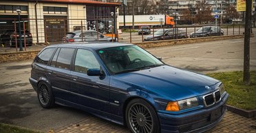 Їх випустили всього 89: у Києві засвітився рідкісний сімейний спорткар BMW 90-х (фото)