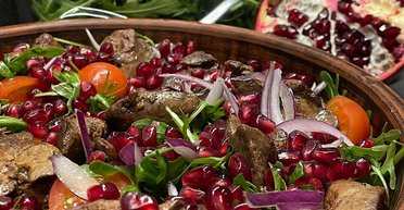 Вишукана страва: рецепт салату з курячою печінкою, гранатом і руколою