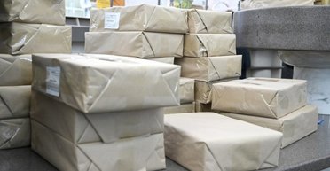 Крепкий алкоголь и валюта: правительство утвердило список вещей, которые запрещено отправлять по почте