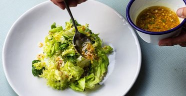 Самая вкусная заправка для салата: рецепт от шеф-повара