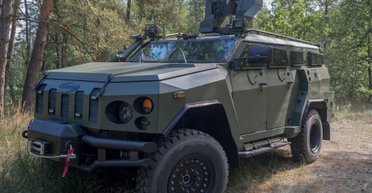 Може перевозити 5 поранених: в Україні представили новий евакуаційний бронеавтомобіль "Новатор 2С"