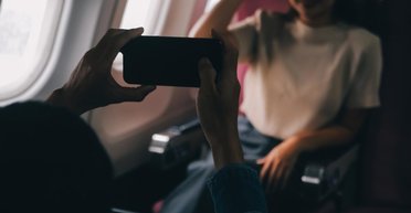 Блогерша снимала ролик и мешала другим в самолете: соседка проучила нахалку (видео)