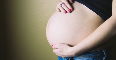 Дівчина відчула себе "дивно" і раптово народила того ж дня: чому так відбувається