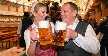 Вода будет стоить дороже пива: стала известна цена самого дорогого блюда на Октоберфесте