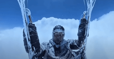 Выжил на высоте 8 км над землей: парапланерист случайно совершил экстремальный полет (видео)