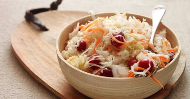 Хрустка й апетитна: квашена капуста в банках (відео)