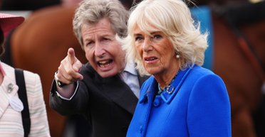 77-річна королева Камілла повторила улюблений модний прийом Кейт Міддлтон (фото)