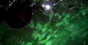 Зелене світло над містом: астронавт із МКС побачив вражаюче полярне сяйво на Землі (відео)