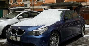 Их выпустили всего 428: в Киеве заметил редчайший 500-сильный седан BMW 2000-х (фото)