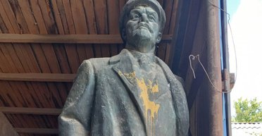 "Не бит, но крашен": в Полтавской области продают бронзовый памятник Ленину (фото)