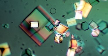 Учені розкрили 100-річну таємницю кристала: які пристрої стануть від цього ефективнішими