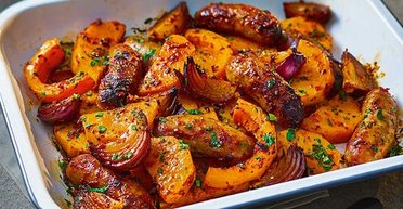 Осеннее сытное блюдо: запеченная тыква с колбасками и особенной острой приправой