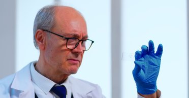 Мужчина искал биологических родителей 59 лет: тест ДНК раскрыл неожиданную правду (фото)