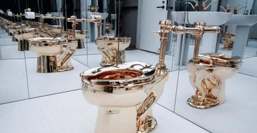 "Незвичний експонат" Sotheby's: у США продали золотий унітаз за 12 мільйонів доларів (фото)