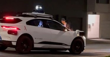 "Ты ничем не лучше меня!": в США прохожий вступил в противостояние с беспилотным автомобилем (видео)