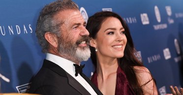 У доньки годиться: Мел Гібсон вирушив у ресторан зі своєю молодою коханою (фото)