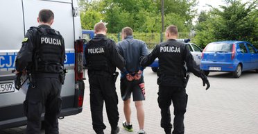 Порізав руки та ребра: іноземець напав із ножем на двох українських підлітків у Польщі, — ЗМІ