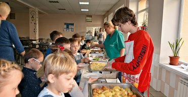 Минестроне и фрикадельки. Как изменится школьное питание и как родители смогут влиять на рацион