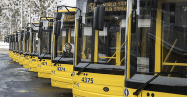 Усмотрели нарушение: во Львове наказали женщину, которая в троллейбусе сломала себе челюсть