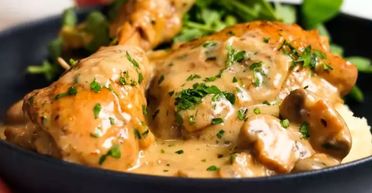 Классика французской кухни: фрикасе из курицы с шампиньонами