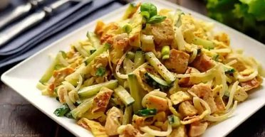 Смачніше за "Цезар": оригінальний і бюджетний салат із курячою грудкою