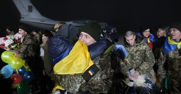 Украина дождалась. Как встречали в Борисполе освобожденных украинских пленных