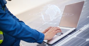 Бум ШІ, електромобілі, укази Трампа: основні тенденції "зеленої" енергетики у 2025 році