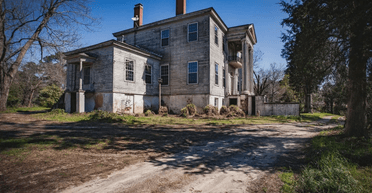 Скарби минулого: всередині покинутого особняка може зберігатися зарите золото (фото)