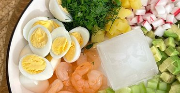 П'яна окрошка: рецепт страви з просеко і креветками став вірусним у мережі (відео)